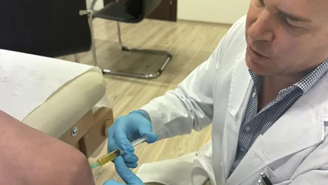 Il Dottore Michele Bisaccia mentre esegue un'infiltrazione di medicina rigenerativa su un ginocchio